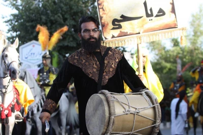 از سوی هنرمندان،تعزیعه خوانان و شبیه خوانان

کاروان نمادین دشت کربلا در فرخشهر به راه افتاد