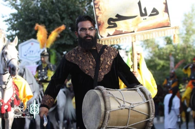 از سوی هنرمندان،تعزیعه خوانان و شبیه خوانان فرخ شهری
کاروان نمادین دشت کربلا در فرخشهر به راه افتاد