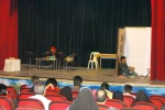 نمایش کمدی «زندگی با ن اضافه» در فارسان به صحنه رفت