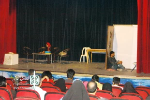 نمایش کمدی «زندگی با ن اضافه» در فارسان به صحنه رفت
