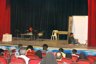 نمایش کمدی «زندگی با ن اضافه» در فارسان به صحنه رفت