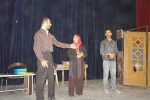 نمایش کمدی «زندگی با ن اضافه» در فارسان به صحنه رفت