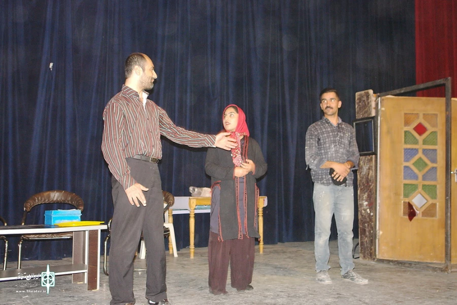 نمایش کمدی «زندگی با ن اضافه» در فارسان به صحنه رفت