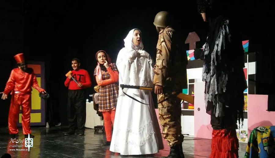 نمایش”یک دختر و یک سرباز” در شهرکرد‌ به روی صحنه رفت 2