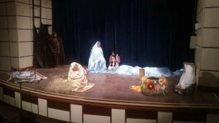 نمایش «مادر جان سلام» در فرخ شهر به روی صحنه رفت 3