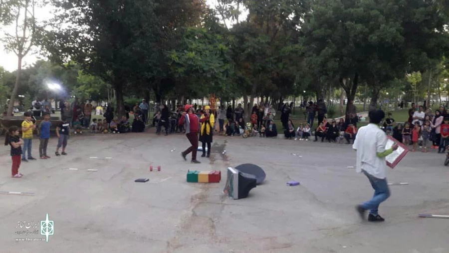 اجرای نمایش خیابانی «مثل من نباش»در چهارمحال و بختیاری  4