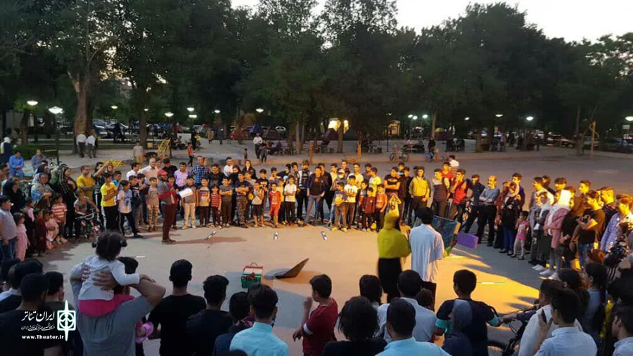اجرای نمایش خیابانی «مثل من نباش»در چهارمحال و بختیاری  3