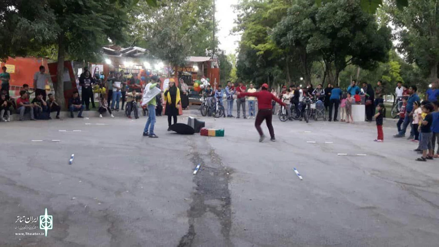 اجرای نمایش خیابانی «مثل من نباش»در چهارمحال و بختیاری  5