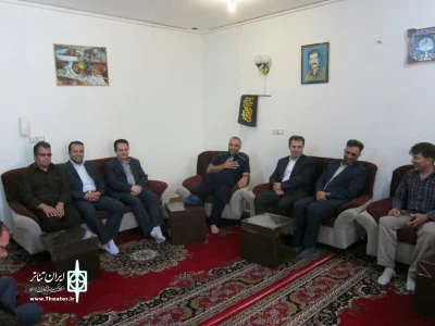 مدیر کل فرهنگ و ارشاد اسلامی و رئیس حوزه هنری به ملاقات وحید حکمت پناه هنرمند تئاتر استان رفتند