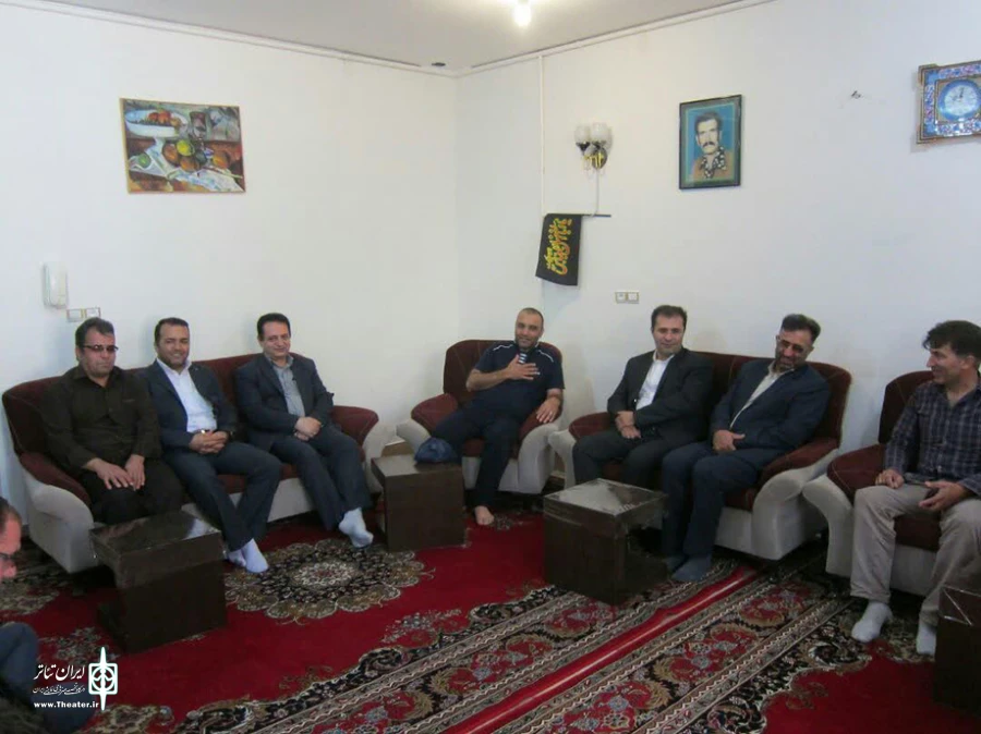 مدیر کل فرهنگ و ارشاد اسلامی و رئیس حوزه هنری به ملاقات وحید حکمت پناه هنرمند تئاتر استان رفتند. 2