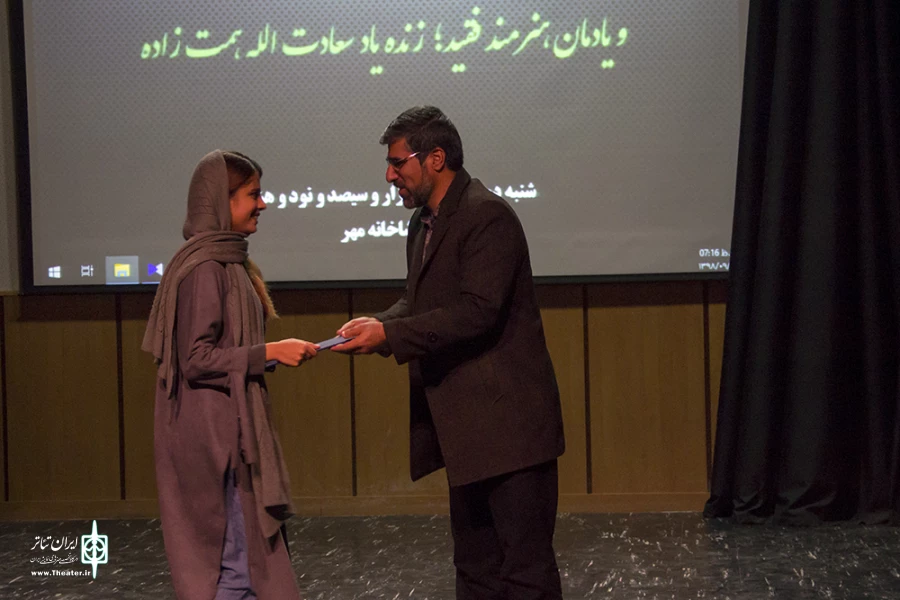 از آرزو عبدالهی بانوی بازیگر استان در جشنواره سی یکم تقدیر شد 4