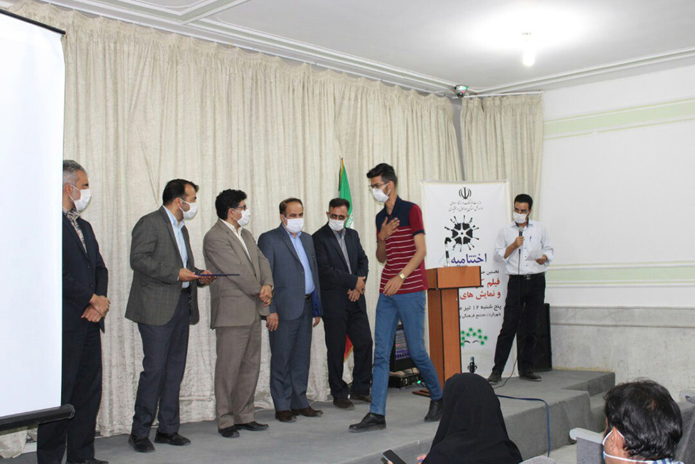 با برگزاری اختتامیه
معرفی برگزیدگان جشنواره مجازی نمایشهای فردی (استندآپ کمدی) چهارمحال وبختیاری