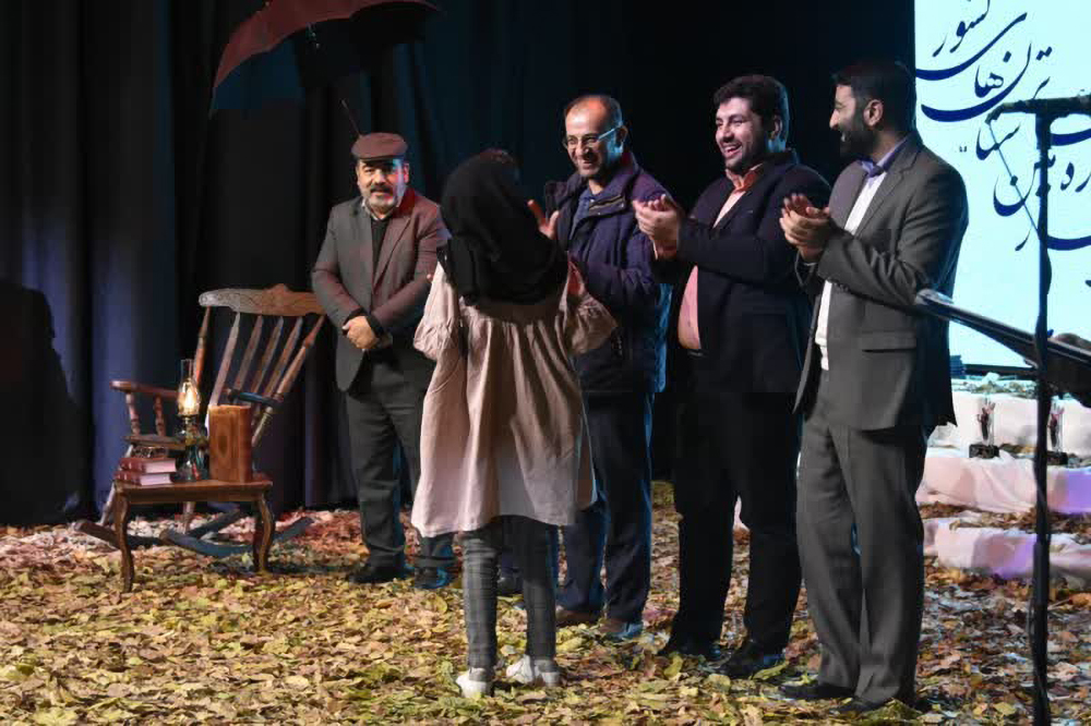 در اختتامیه سی و چهارمین جشنواره تئاتر استانی

آثار برگزیده استان چهارمحال و بختیاری  معرفی شدند