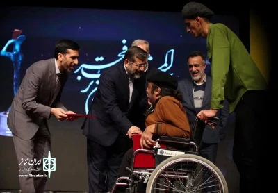 جوایز بخش فراگیر  جشنواره تئاتر فجر در دست هنرمندان چهارمحال و بختیاری