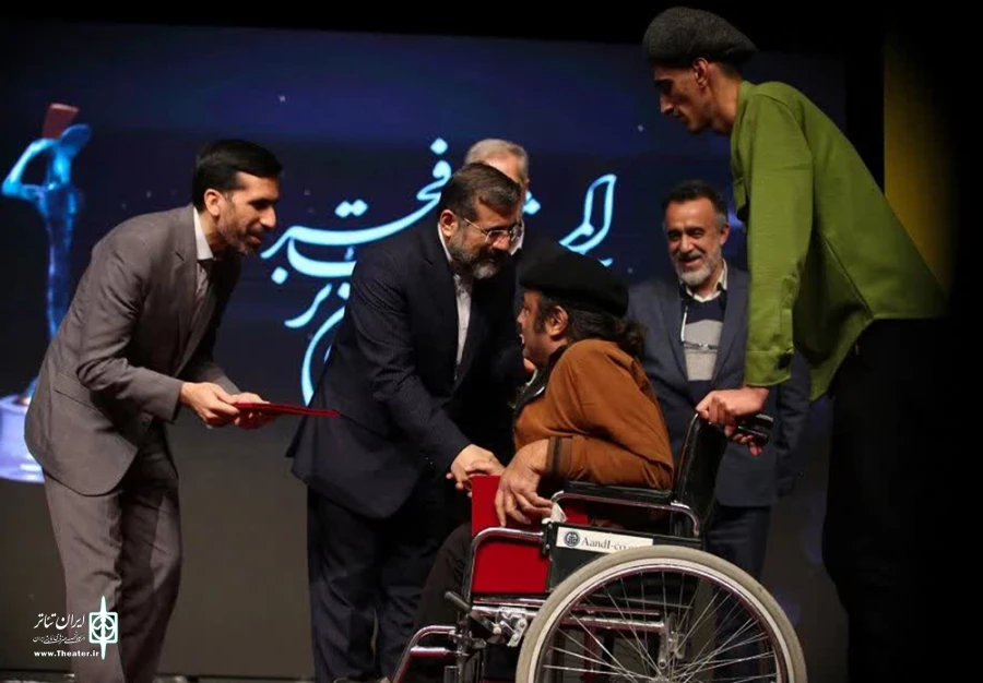 جوایز بخش فراگیر چهل‌ودومین جشنواره تئاتر فجر در دست هنرمندان چهارمحال و بختیاری 2